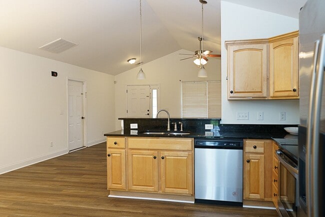 Building Photo - Three Bedroom House with Gated Backyard