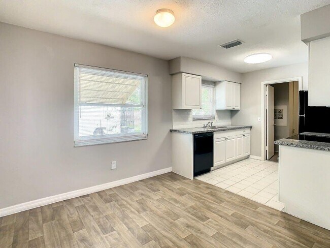Building Photo - Beautiful 2/2 ~1000Sq. Ft. with NEW floors...