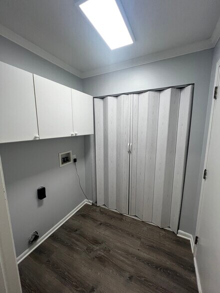 Building Photo - 10702 Ashview Dr