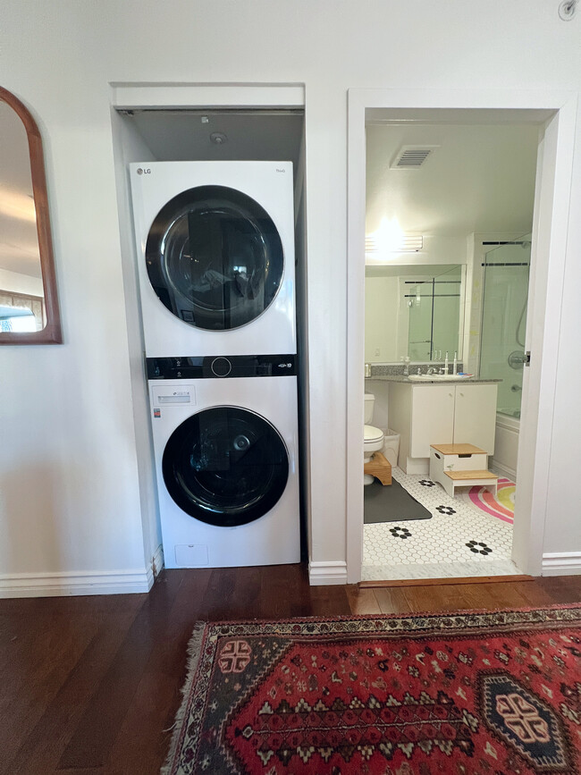 Washer/Dryer - 500 W Harbor Dr