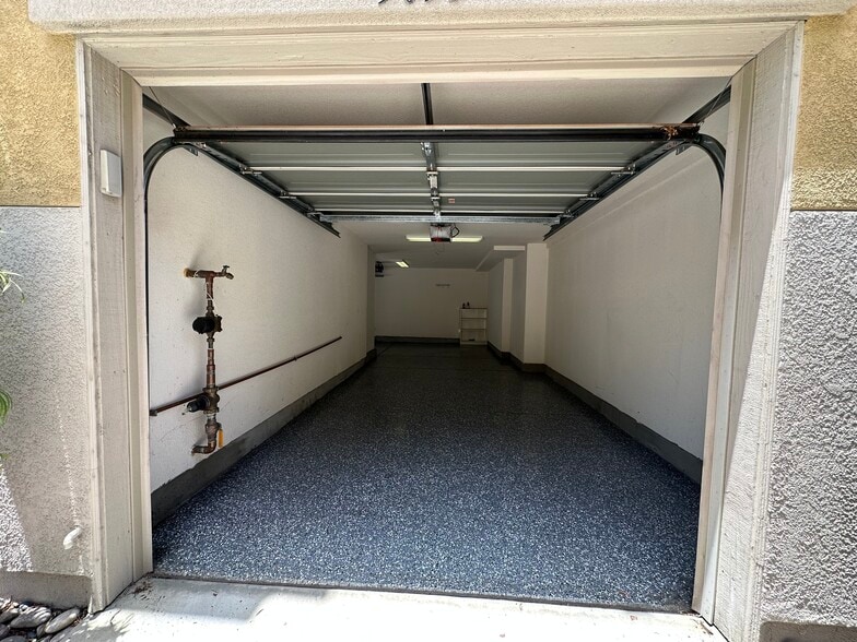 Garage (L shaped 2-car garage) - 5053 Plaza Promenade