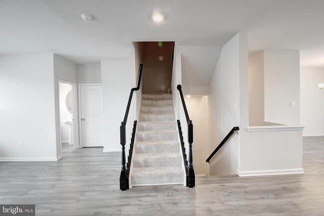 Building Photo - 470 Tiller St
