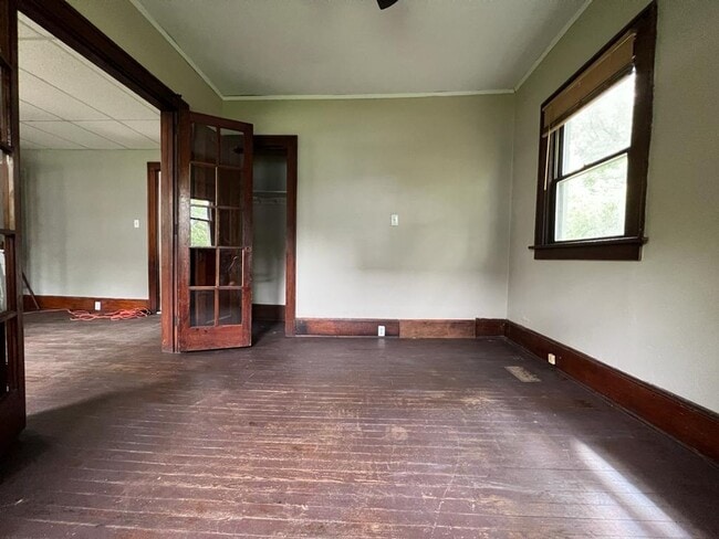 Building Photo - 614 E Broadway St