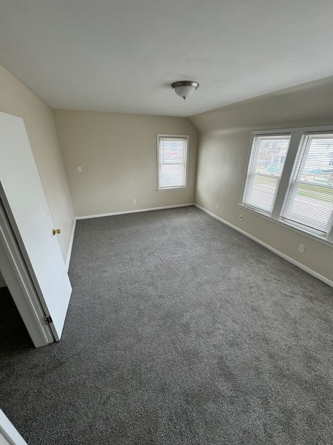 Building Photo - Charming 3-Bedroom Property in Prime Location