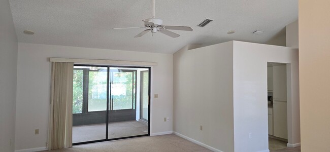 Building Photo - 3 Bed, 2 Bath, 2 Car garage.