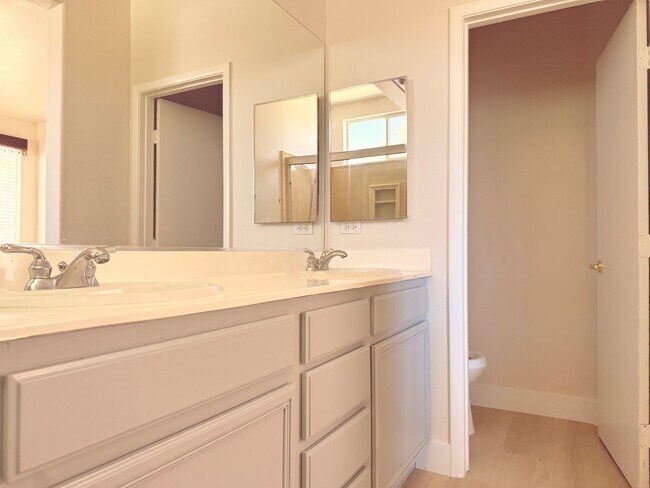 Building Photo - 3bd/2bath Single Story Home!