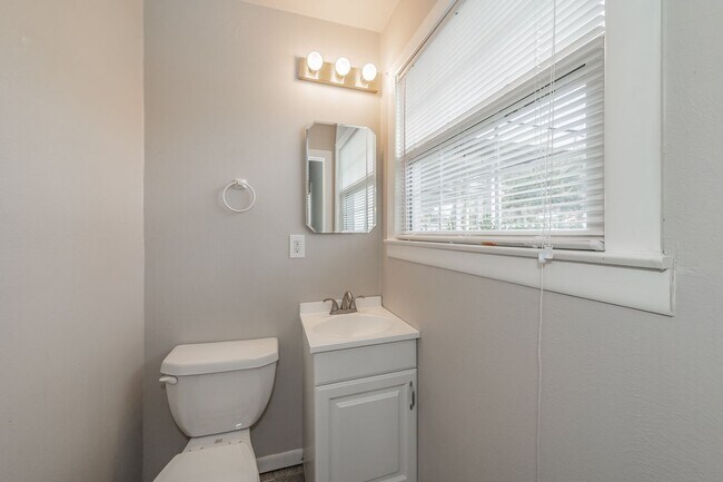 Building Photo - 3 Bedroom, 1.5 Bathroom in West Worth Village