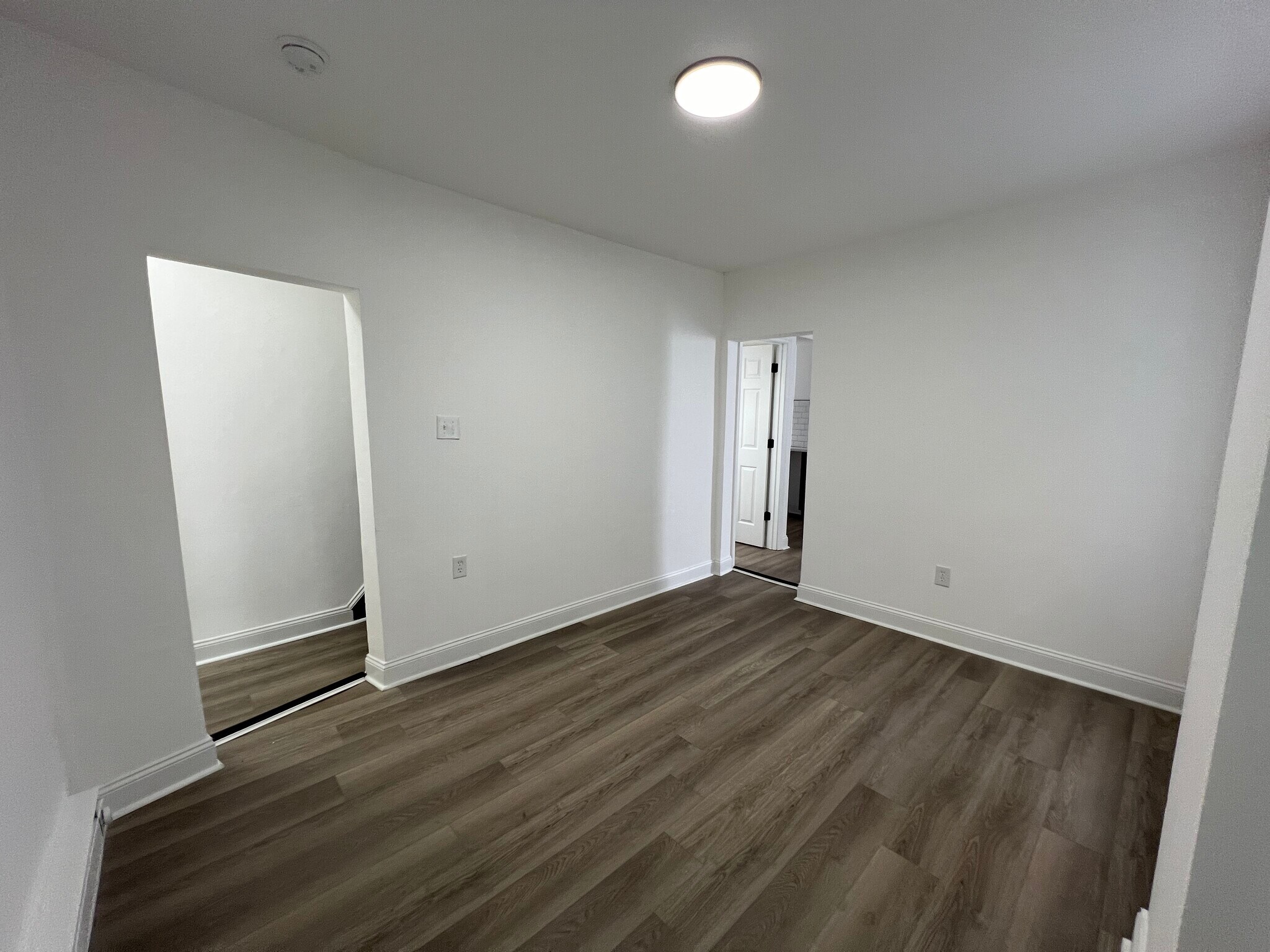 Building Photo - 921 W 3rd St