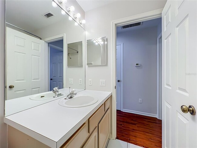 Building Photo - 900 W Charing Cross Cir
