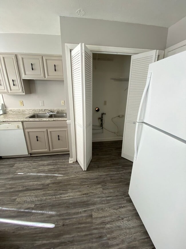 Building Photo - 2Bedroom 1.5Bath - $900 - REDUCED RENT!!