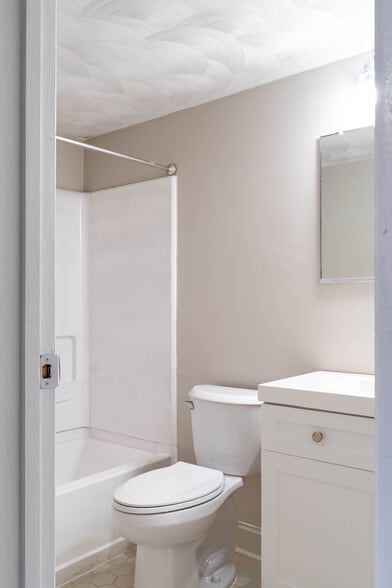 Building Photo - Oak Grove