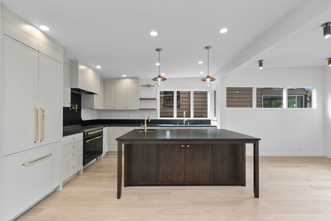 Building Photo - 3bd/2.5ba Seattle House