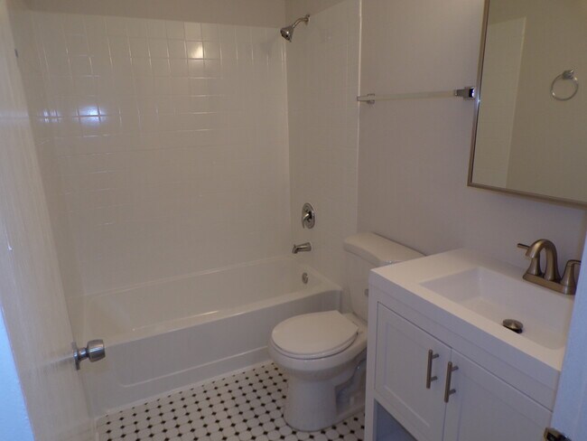 Building Photo - 13 Redbud Ct