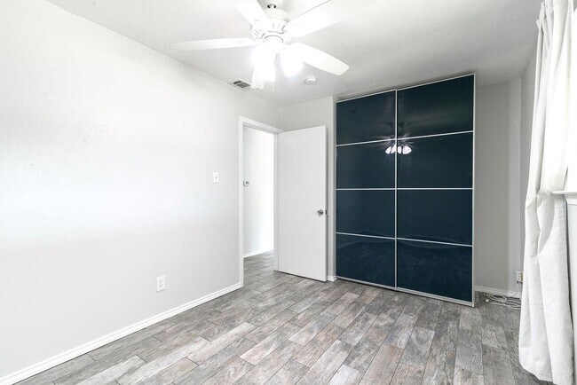 Building Photo - 1515 Glenmeadows Dr