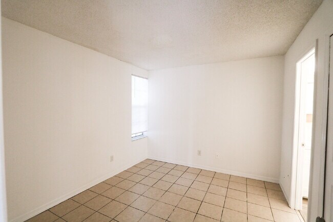 Building Photo - Freshly updated 2 bedroom 2 bath villa in ...