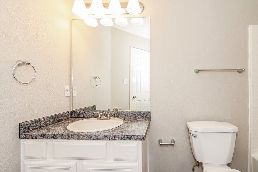 Building Photo - 2844 Claremont Dr