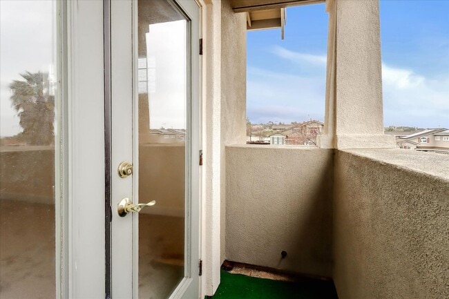 Building Photo - 4 Bed 3 Bath Home With 3 Car Garage High Ceilings And Fenced Yard