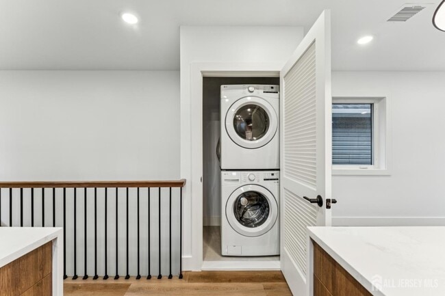 Building Photo - 84 Hollywood Ave