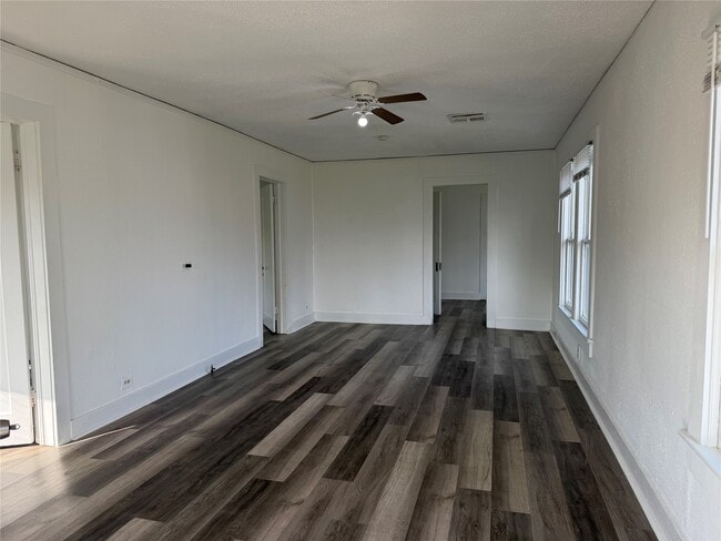 Building Photo - 2303 Victory Ave