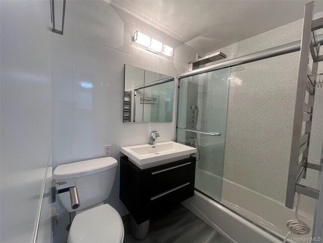 Building Photo - 666 Pelham Rd