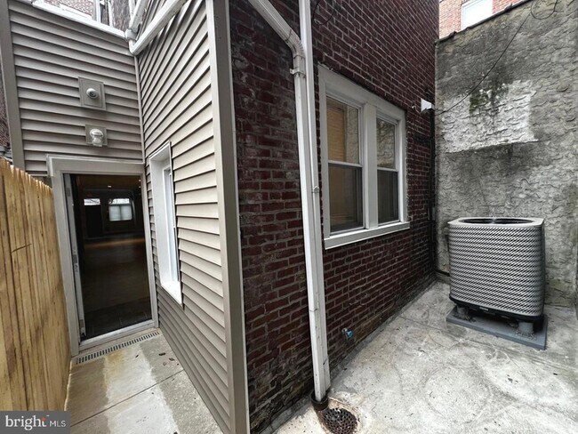 Building Photo - 335 W Girard Ave