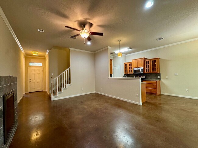 Building Photo - Savannah Court Luxury Townhomes *Leasing S...