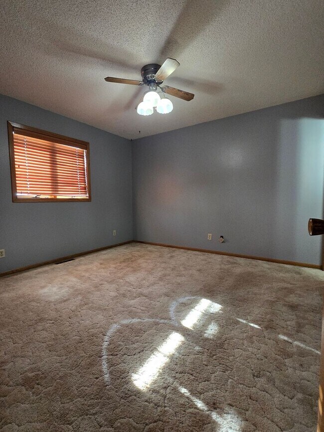 Building Photo - Spacious 3 Bedroom 2 Bath Home