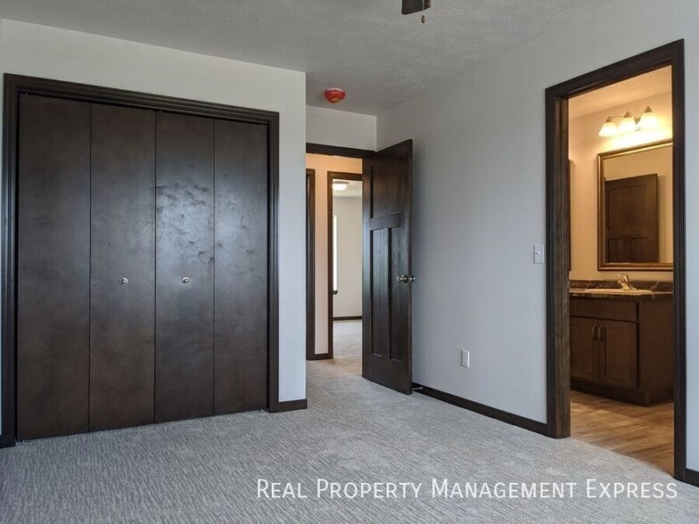 Building Photo - 3 Bedroom 1.5 Bathroom Townhome w/ Double ...