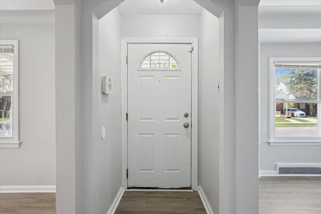 Building Photo - $1375 3 bedooms