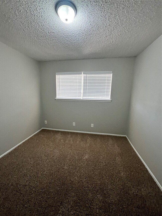 Building Photo - 22318 Meadowgate Dr
