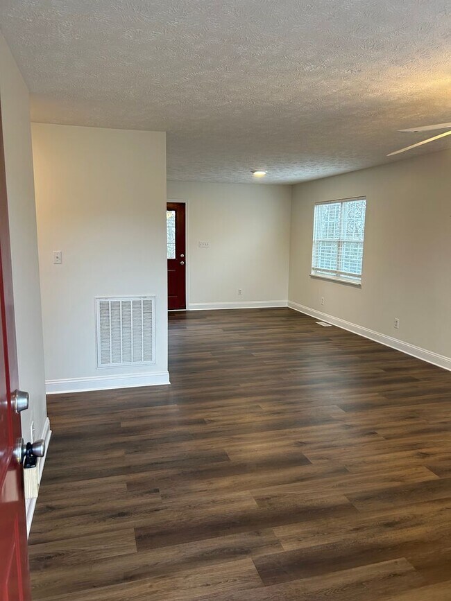 Building Photo - Now available:  Three bedroom, 1.5 bath home in Maryville City