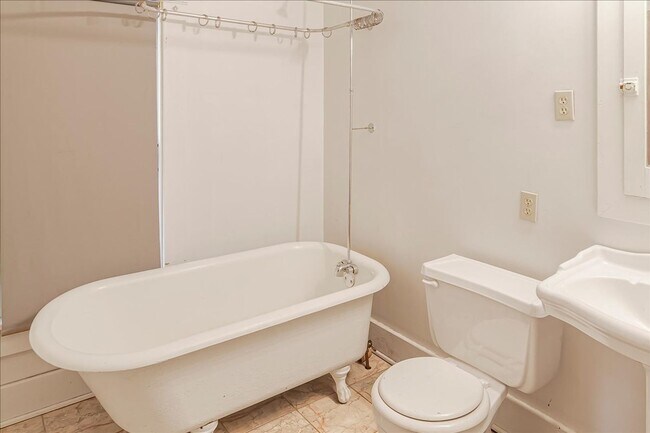 Building Photo - 411 N College St