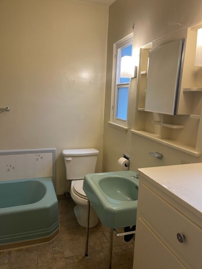 Building Photo - Charming downtown home
