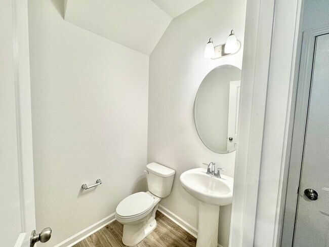 Building Photo - On quiet, dead end Street 3 bedroom 2 1/2 bath townhome