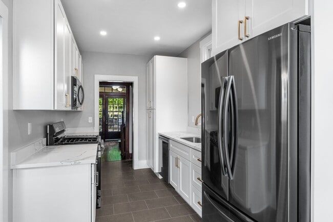 Building Photo - Beautiful 5 Bedroom, 2 Bathroom in Mt.Lebanon- Original Hardwood Floors and Garage