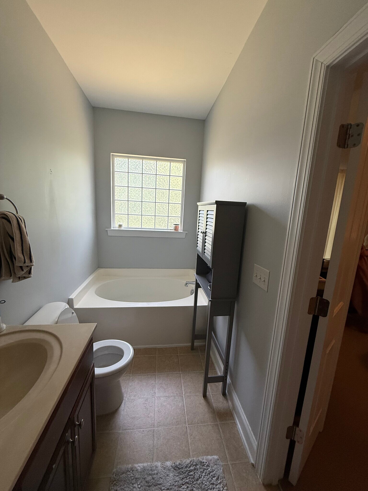 Main bathroom tub - 2615 Stewart Pines Dr