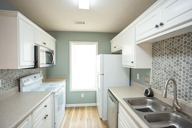 Building Photo - 6053 Sanibel Dr