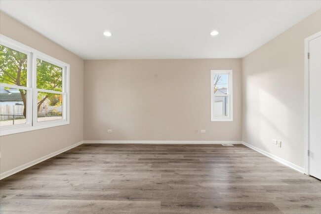 Building Photo - 37446 E Park Ln