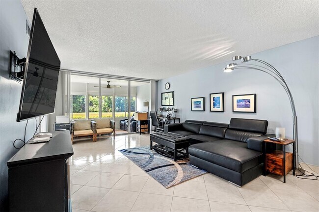 Building Photo - 3151 S Palm Aire Dr