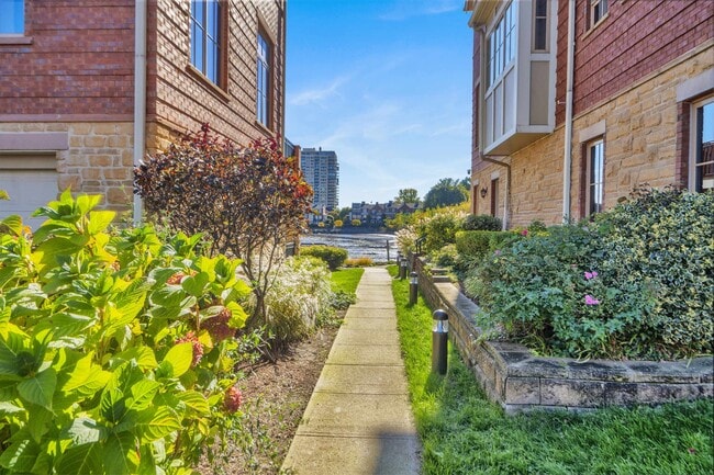 Building Photo - 17 Moorings Ln