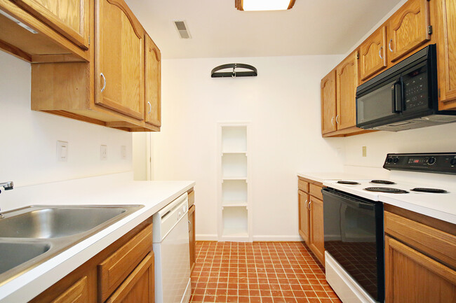 Building Photo - Pet Friendly Locust Meadows Townhome (Appl...