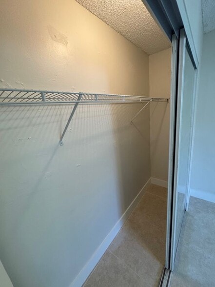 Building Photo - 1141 W River Dr