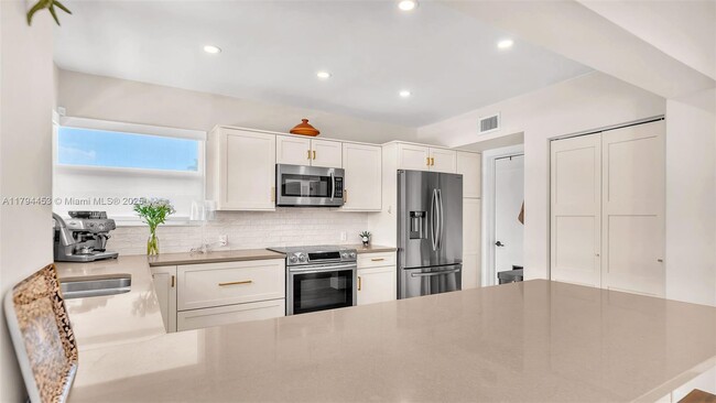 Building Photo - 6720 SW 48th St