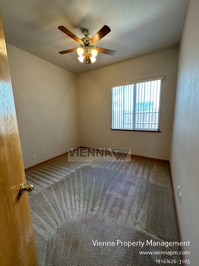 Building Photo - Gorgeous Lincoln Home in Great Neighborhood!