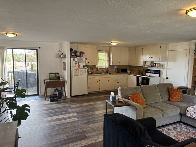 Building Photo - 405 5th St