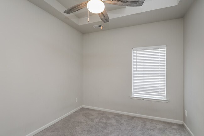 Building Photo - 41 Madaline Ln