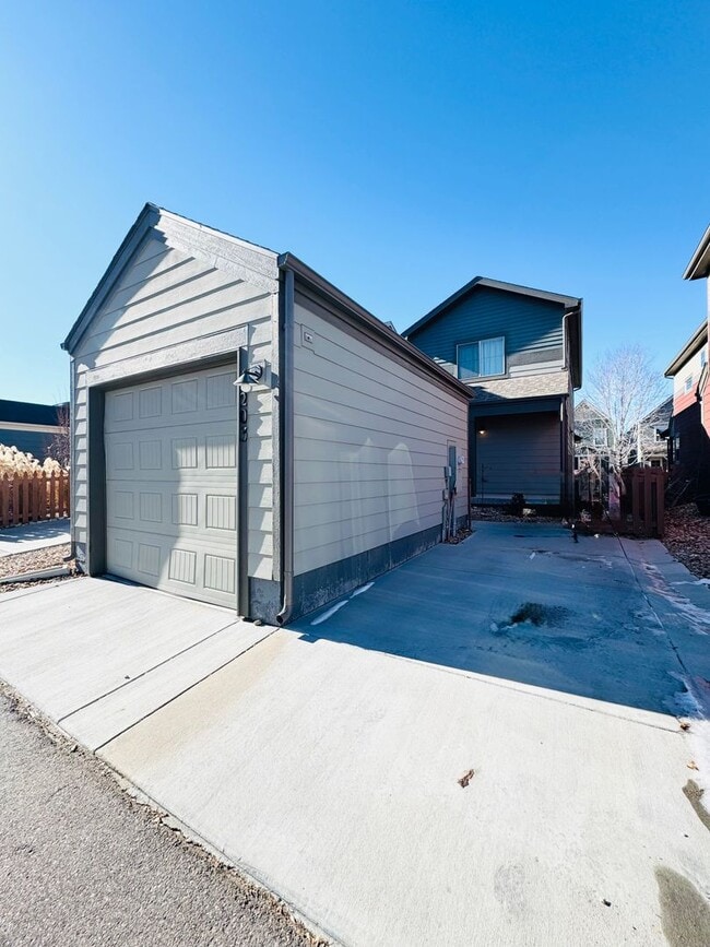 Building Photo - Charming 2 Bed, 2.5 Bath house located off of 119 and 287. Across from Longmont Rec Center and St...