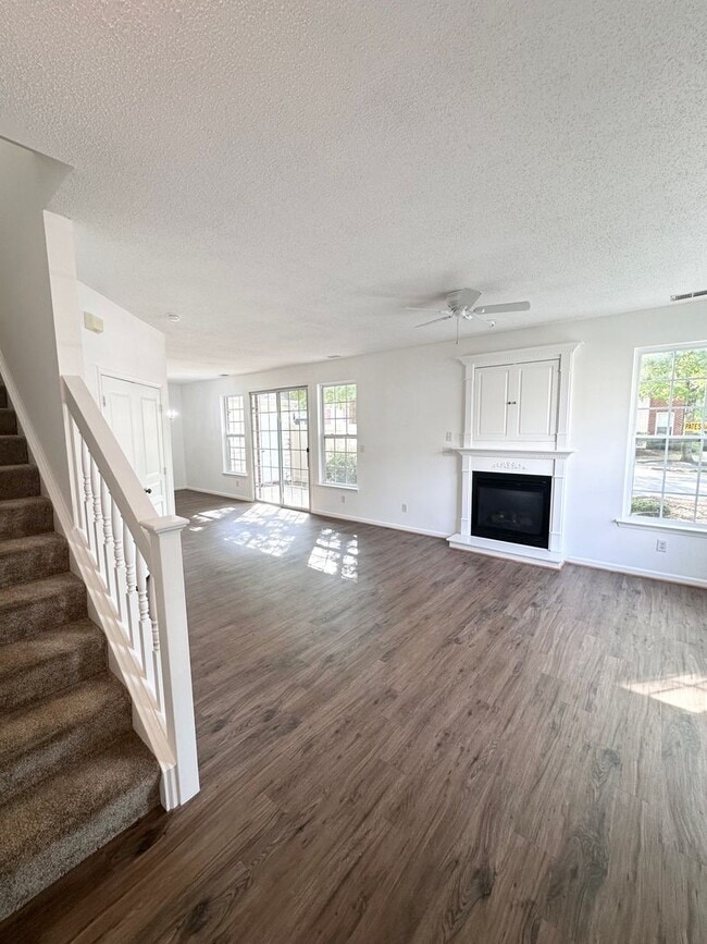 Building Photo - Bright & Beautiful 2 Bed, 2 Bath Townhouse...