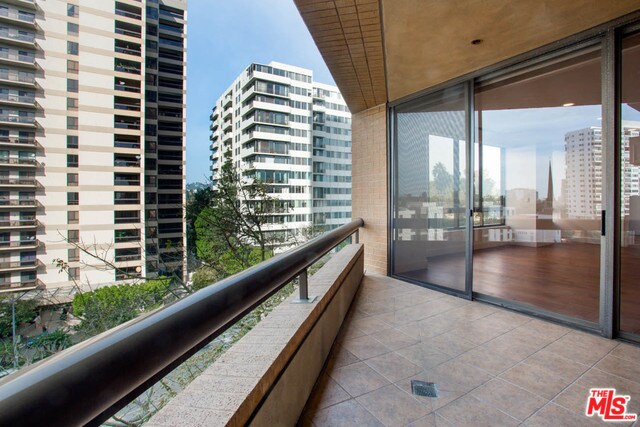 Building Photo - 10430 Wilshire Blvd