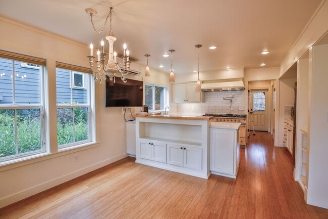 Building Photo - 1086 Village Loop